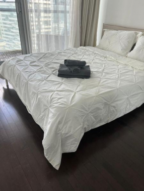 Downtown Modern Lakeview Condo 3 Queen Beds Near CN Tower & Rogers Centre